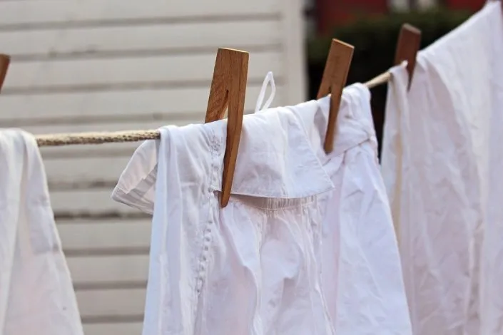 Voici comment récupérer du linge blanc qui a déteint en rose : nos meilleures astuces