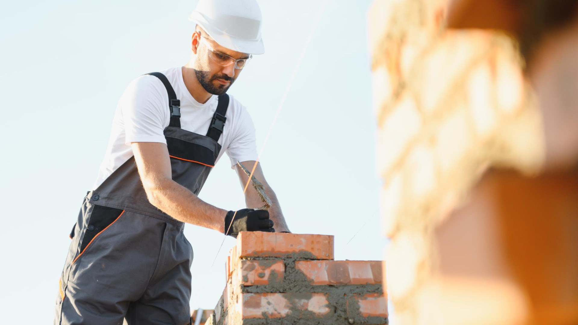 Rénovation ou nouvelle construction : pourquoi faire appel à un maçon expert à Angers ?