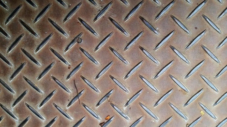 Rénovation et bricolage : en quoi l’utilisation de plaques métalliques est-elle pertinente ?