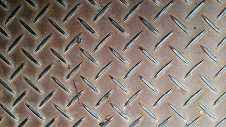Rénovation et bricolage : en quoi l’utilisation de plaques métalliques est-elle pertinente ?