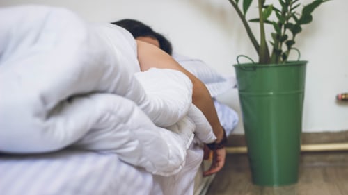 Conseils de réaménagement de la chambre à coucher pour une meilleure nuit de sommeil 
