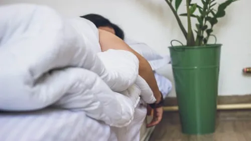 Conseils de réaménagement de la chambre à coucher pour une meilleure nuit de sommeil 