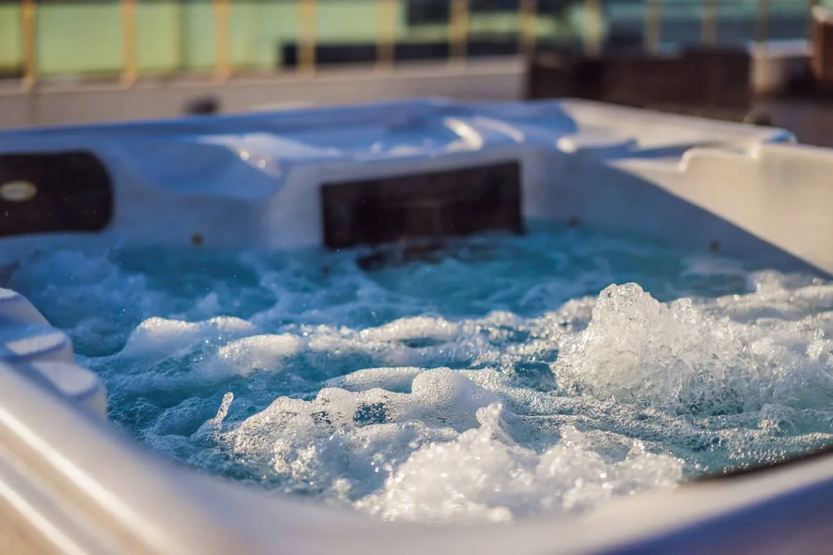 Créez votre espace bien-être extérieur personnalisé : vérandas, pergolas et spas sur mesure
