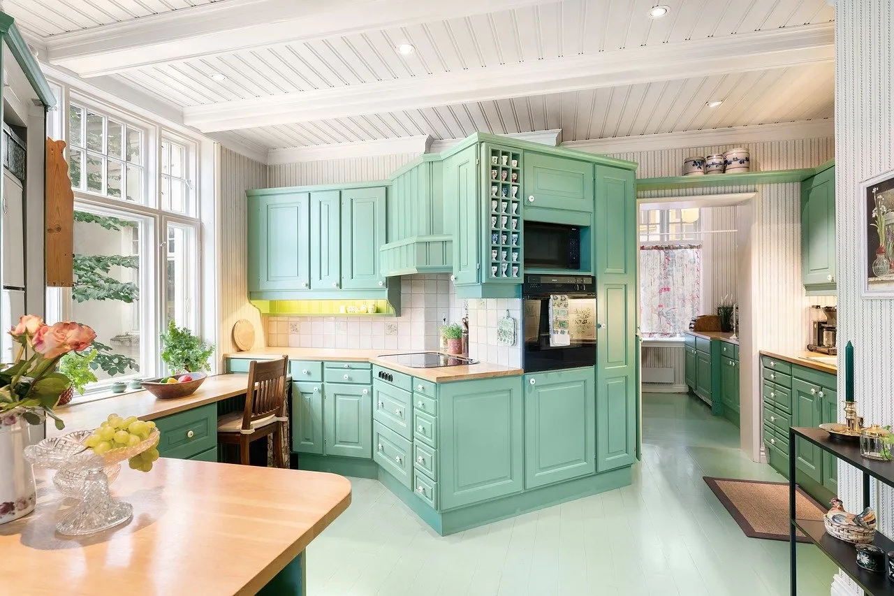 L’harmonie parfaite de la cuisine verte et bois pour une ambiance chaleureuse à la maison