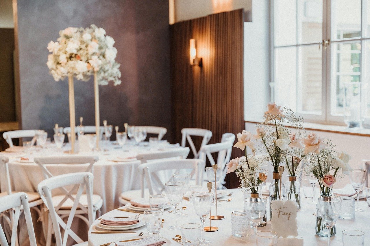 Fleurs, rubans et fantaisie : comment habiller vos chaises pour votre mariage ce printemps ?