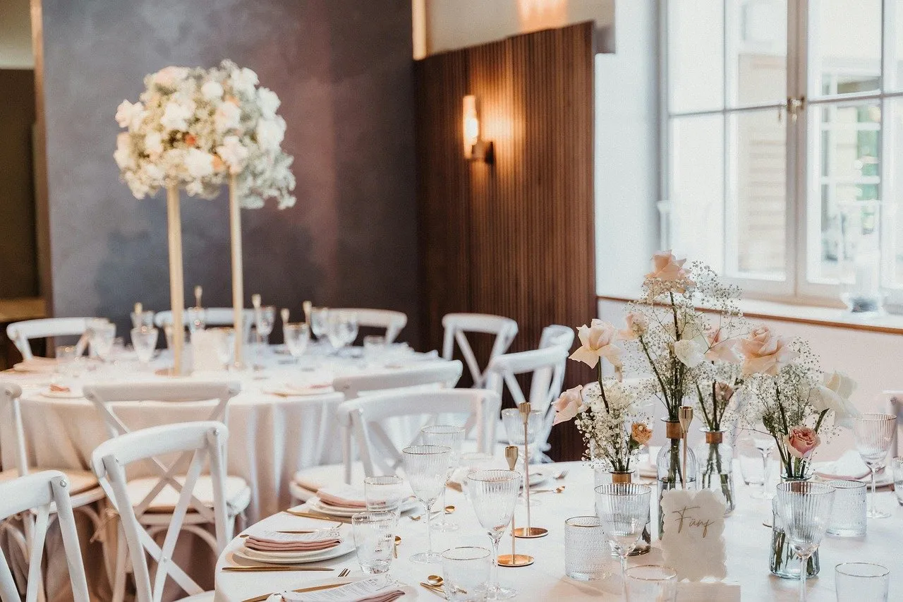 Fleurs, rubans et fantaisie : comment habiller vos chaises pour votre mariage ce printemps ?
