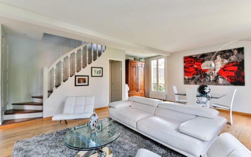 Comment_décorer_un_grand_mur_de_salon_?