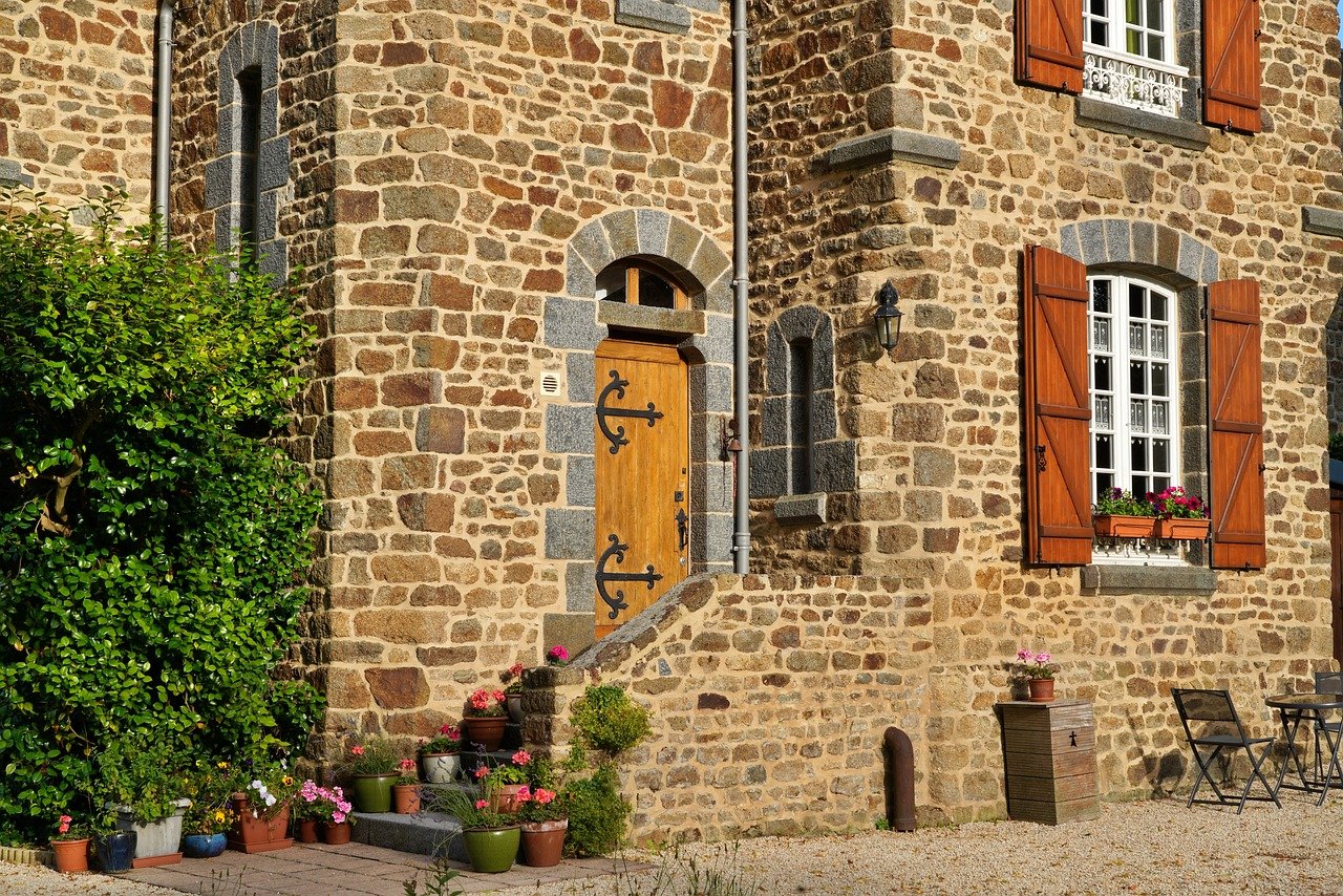 Revivez l’art ancestral de la menuiserie traditionnelle dans la décoration de votre maison.