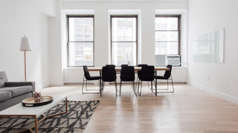 Parquet clipsable : quels avantages par rapport à un parquet classique ou à une moquette ?