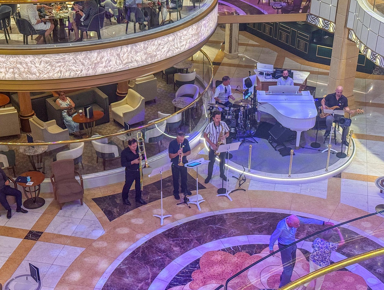 Carreaux antidérapants et autres solutions pour sécuriser les escaliers sur un bateau de croisière