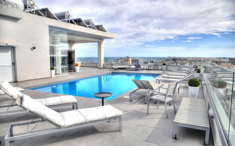Faire_installer_un_abri_de_piscine_design_chez_soi