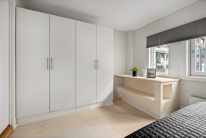 Choisir ses portes de placards, quelles sont les différences entre les portes coulissantes et battantes ?