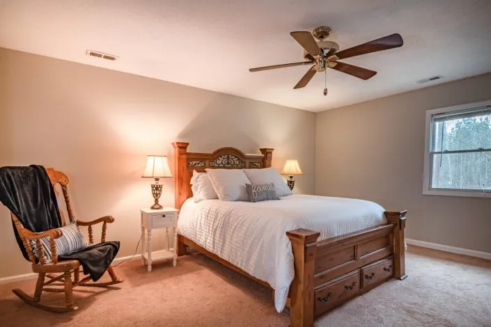 La meilleure façon de nettoyer un ventilateur de plafond pour que la poussière ne s’infiltre pas partout