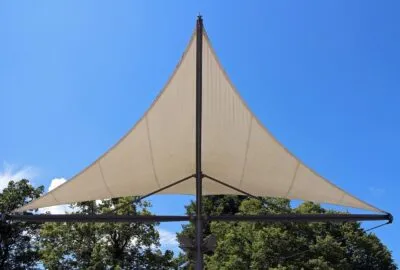 Comment installer une voile d'ombrage dans votre jardin