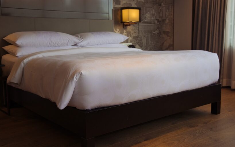 Comment_aménager_une_petite_chambre_avec_un_grand_lit_?