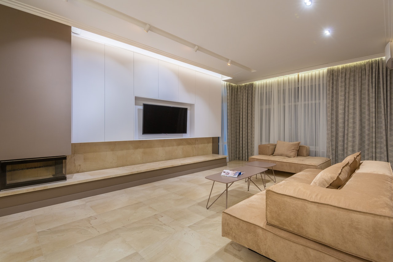 Comment une petite couleur personnalisée a ajouté beaucoup plus de personnalité à cet appartement moderne 