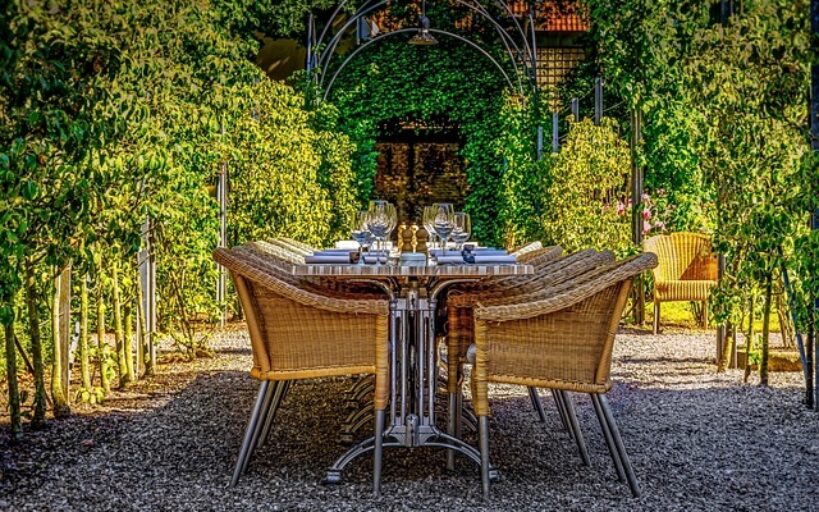 Les_conseils_pour_bien_choisir_une_table_de_jardin_design
