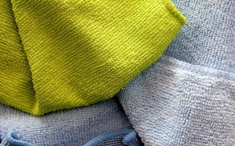 Produits_nettoyants_et_lingettes_maison_pour_dépoussiérer