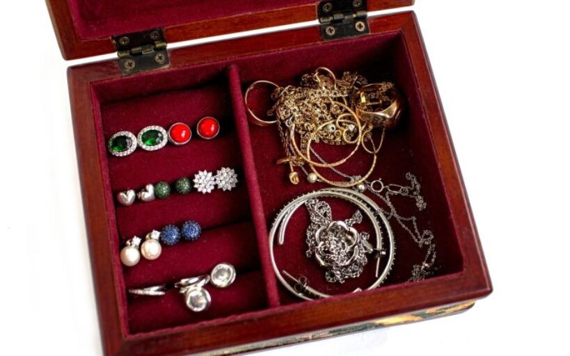Trucs_et_astuces_pour_nettoyer_ses_bijoux_en_or,_argent,_cuir