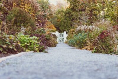 Comment_créer_une_allée_en_pierre_et_en_paillis_à_petit_prix_?