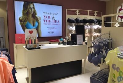 Un_aménagement_commercial_avec_des_équipements_uniques_et_design