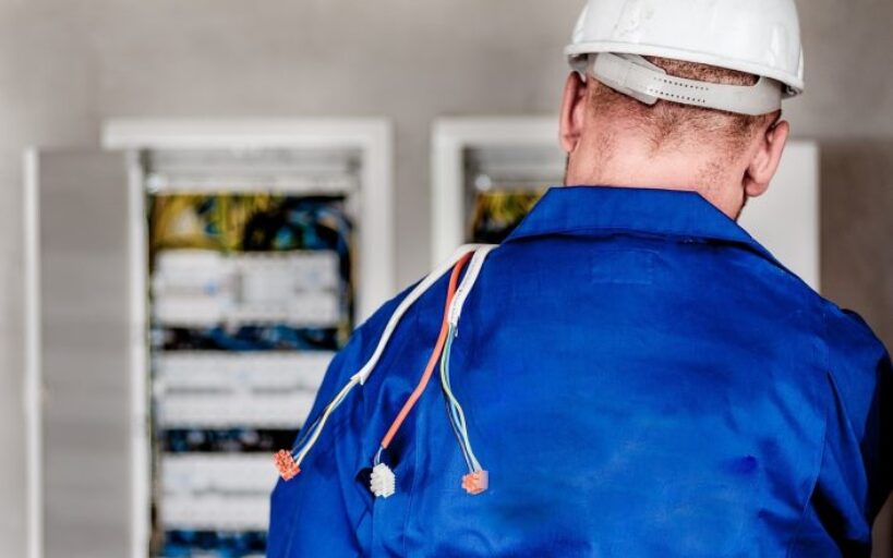 Installation_électrique_défectueuse_:_qui_doit_payer_l’électricien_?