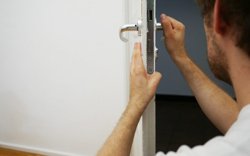 Renforcer_une_porte_contre_les_effractions_:_guide_étape_par_étape