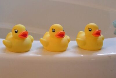 Comment_organiser_les_jouets_de_bain_à_l_aide_de_paniers_suspendus_?