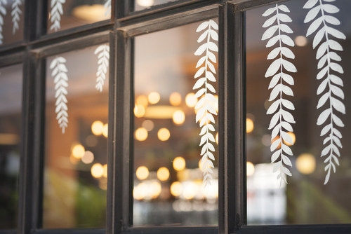 Décorer la vitrine de son hôtel avec la vitrophanie
