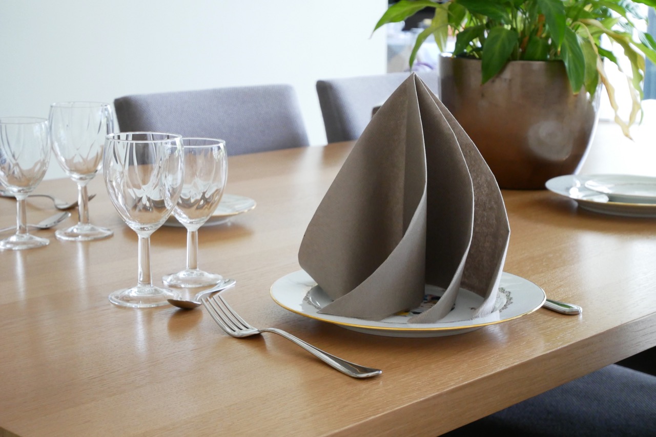Perfectionner l’art de la table avec des serviettes pliées