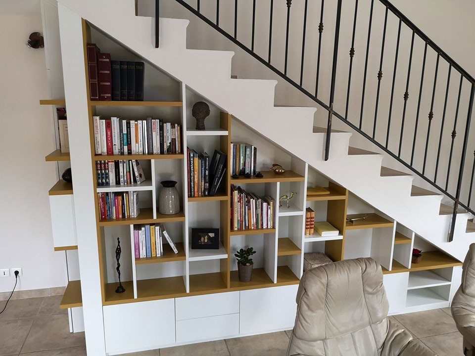 rangement bibliothèque sous escalier