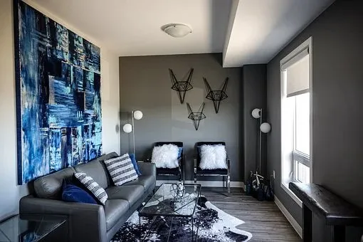 Couleur tendance 2021 : comment associer un coussin bleu pétrole dans la déco ?