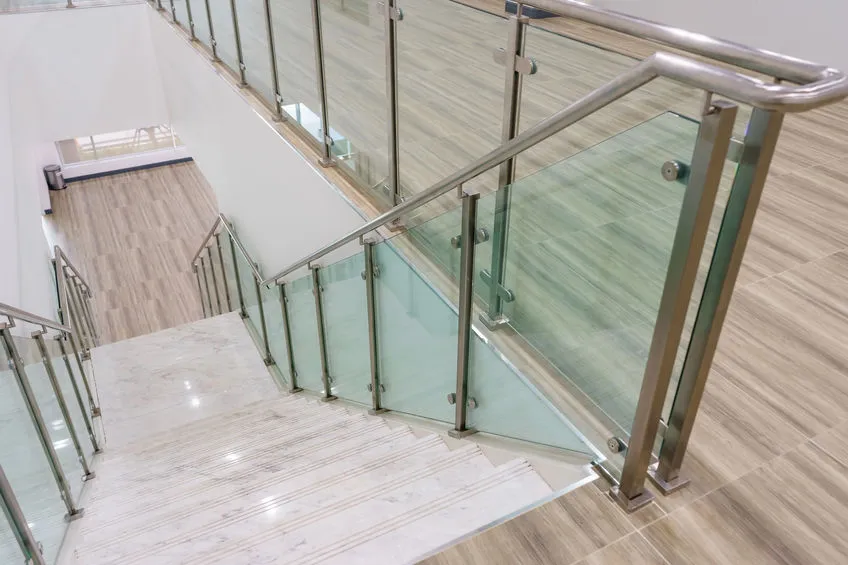 Trois bonnes raisons de choisir un garde-corps en verre pour les escaliers