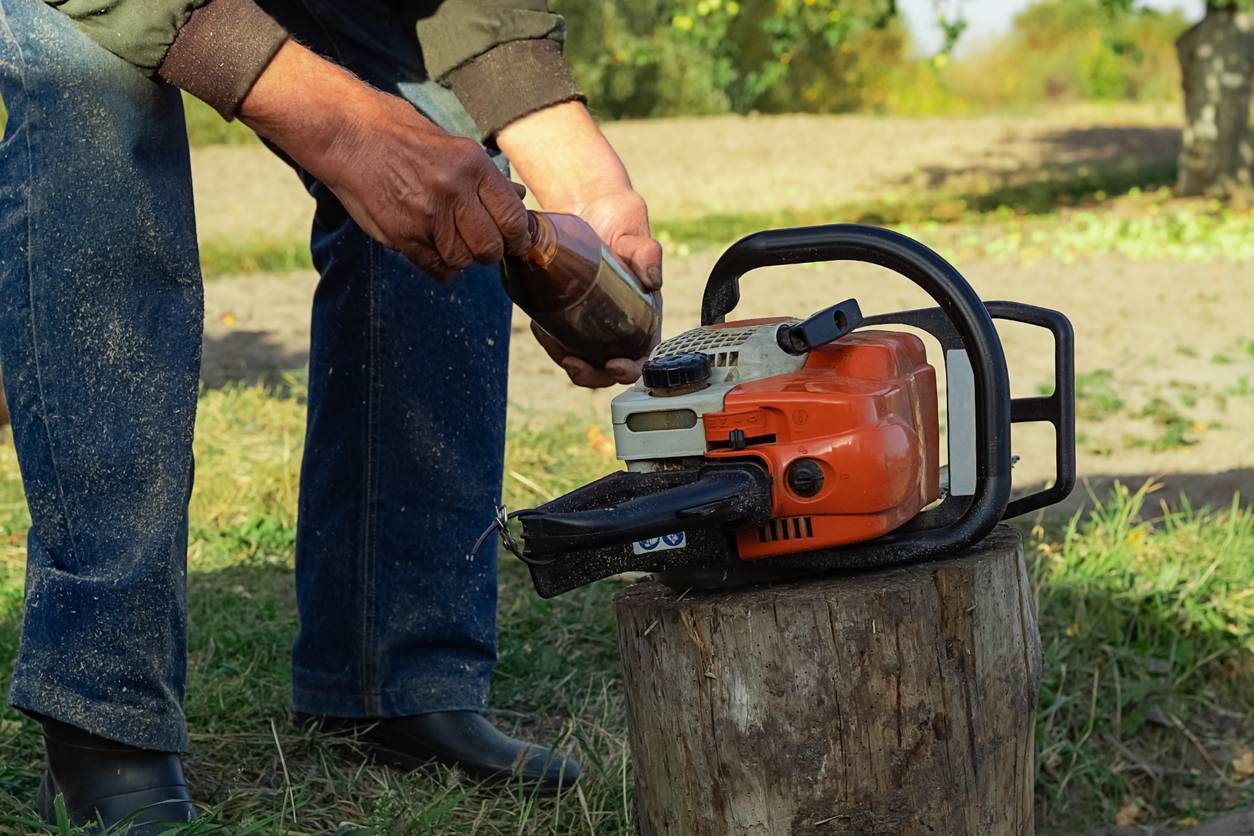 élaguer un arbre, tronçonneuse