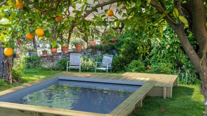 piscine dans un jardin