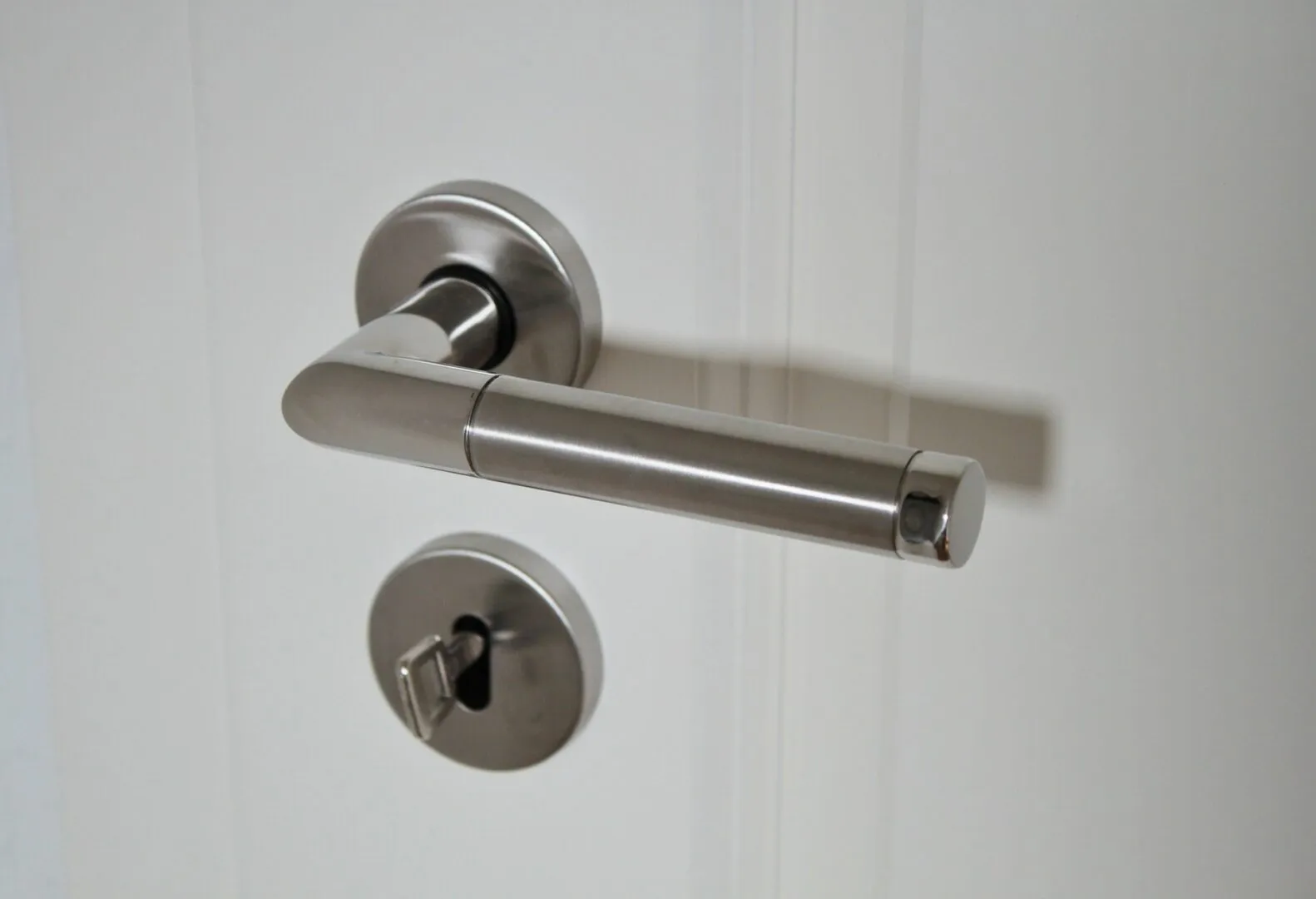 Apporter une touche design à votre porte avec une serrure originale en acier