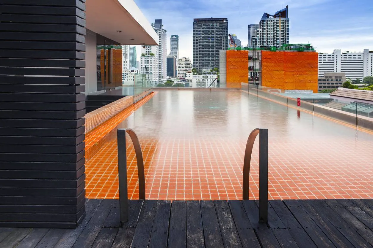 carrelage adapté à la forme de votre piscine