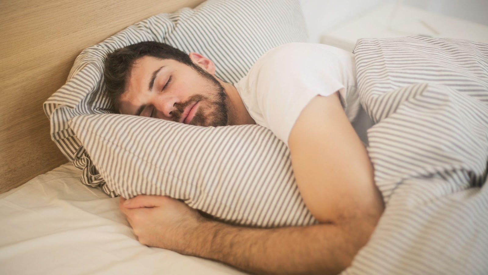 Offrez-vous une meilleure nuit de sommeil avec un sommier en bois massif