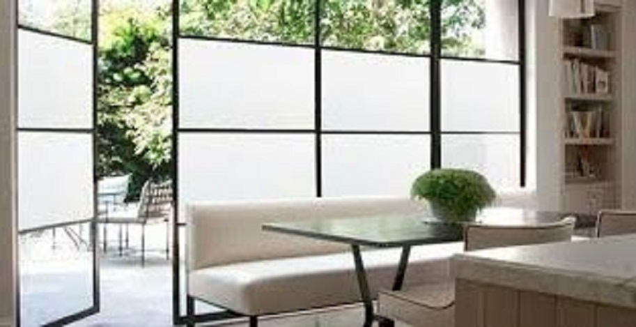 4 avantages du film opaque pour fenêtre ou porte vitrée