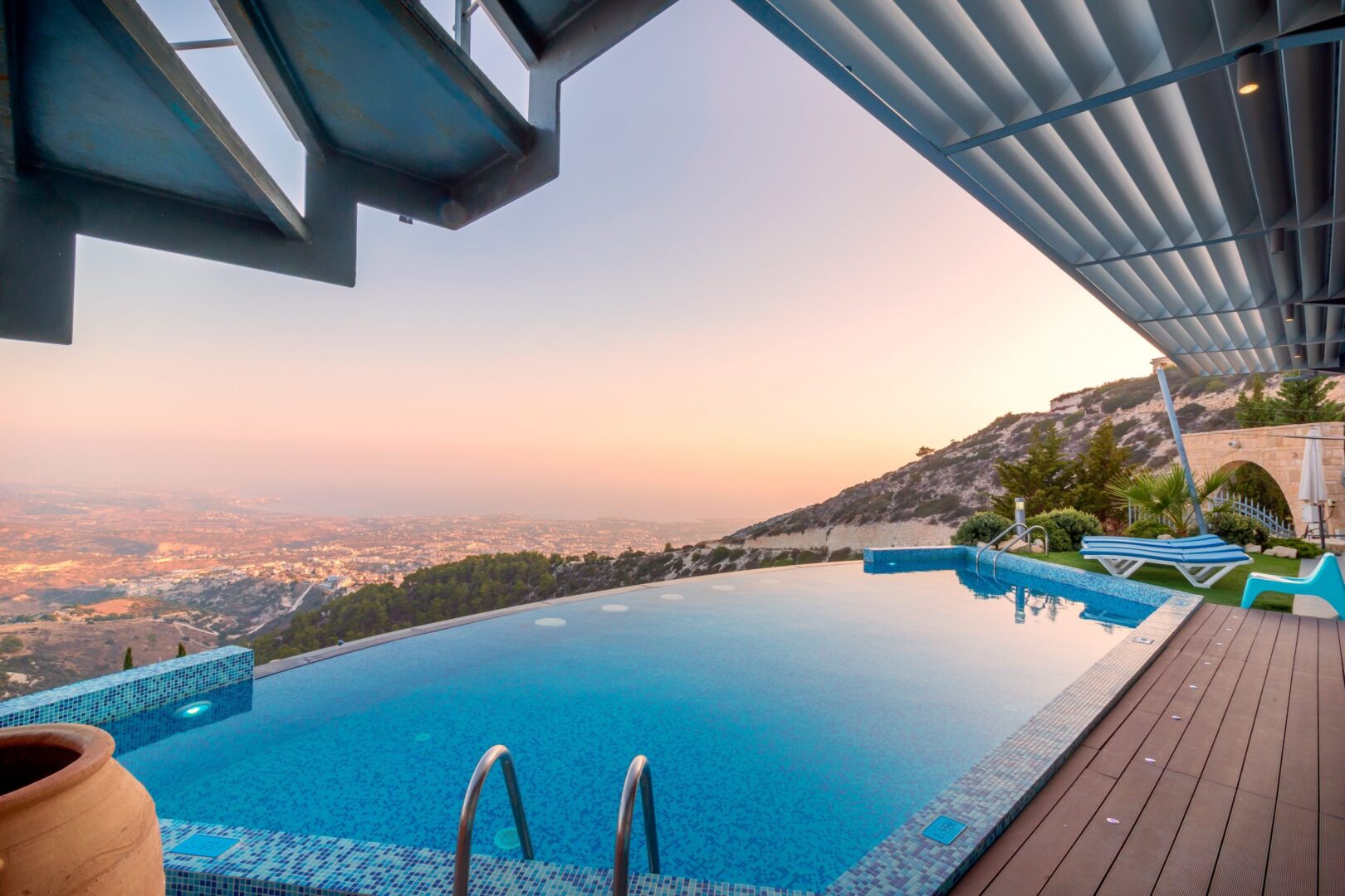 5 solutions haut de gamme pour protéger votre piscine