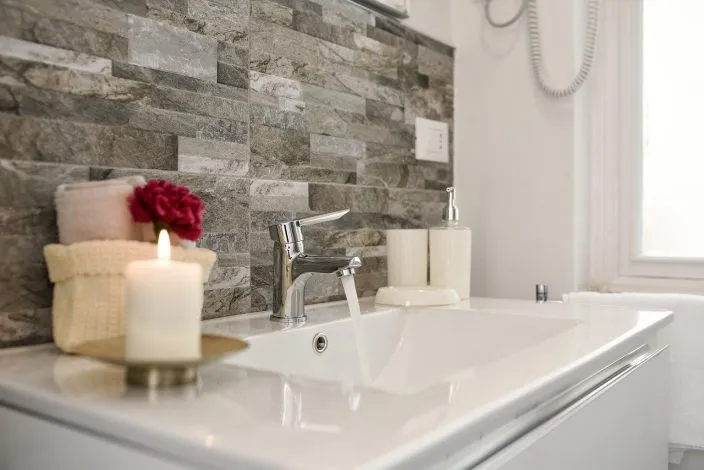 Installation de sanitaires dans une vieille maison : tout savoir