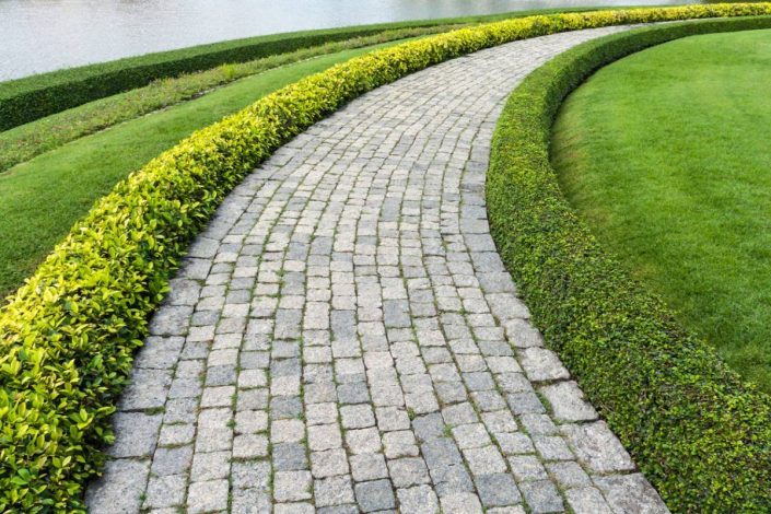 4 raisons d’installer une allée en pierre naturelle