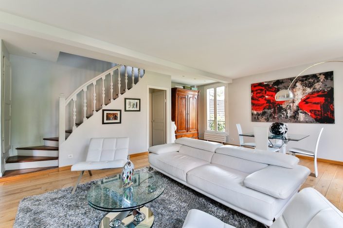 Comment décorer un grand mur de salon ?