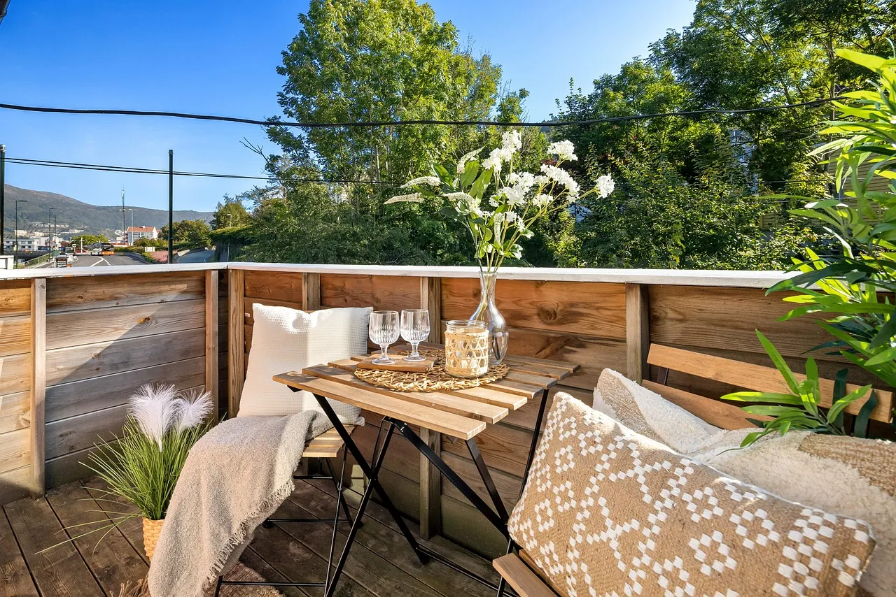 Profitez d’une terrasse confortable toute l’année avec un store extérieur polyvalent : protection contre le soleil, la pluie et le vent