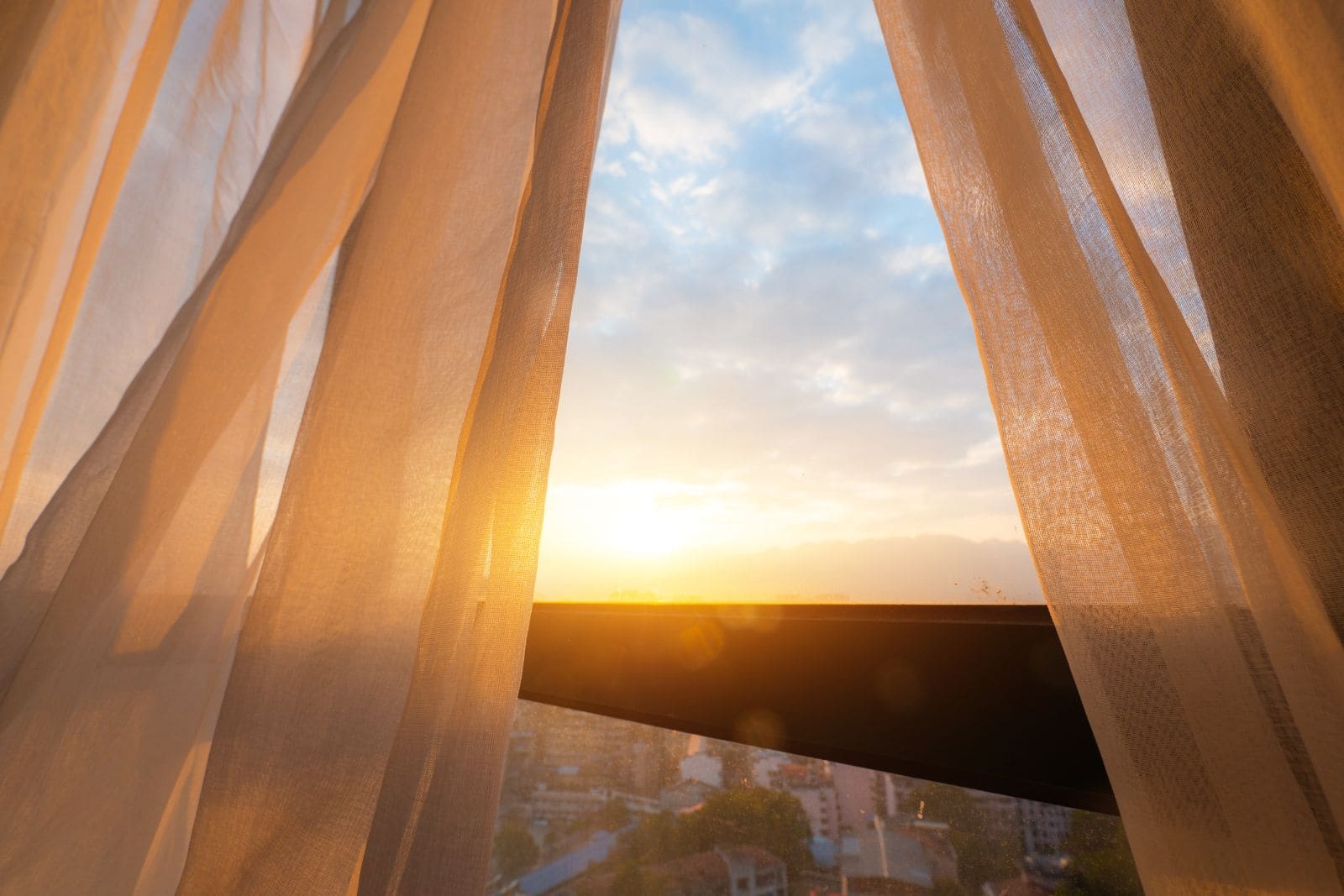 Une erreur courante : pour réussir votre déco, évitez absolument de positionner vos rideaux de cette manière selon une décoratrice d’intérieur