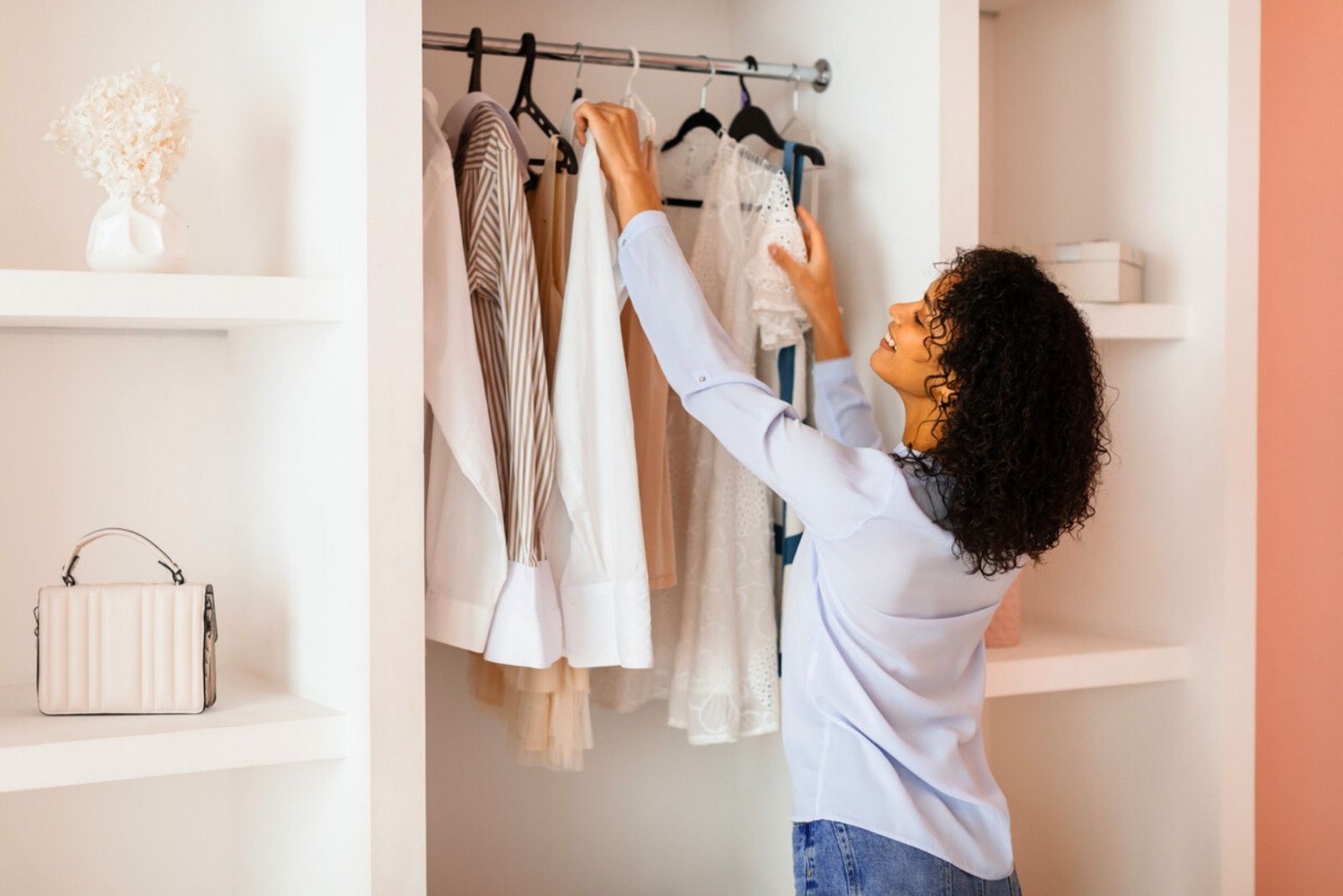 Votre dressing en désordre ? Voici 3 conseils pour le rendre joli et pratique