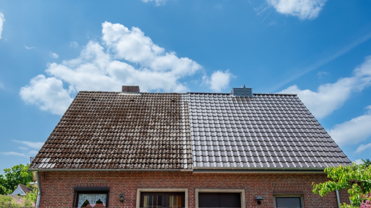 Prix du nettoyage d’une toiture de 100 m2 : combien prévoir selon le traitement ?