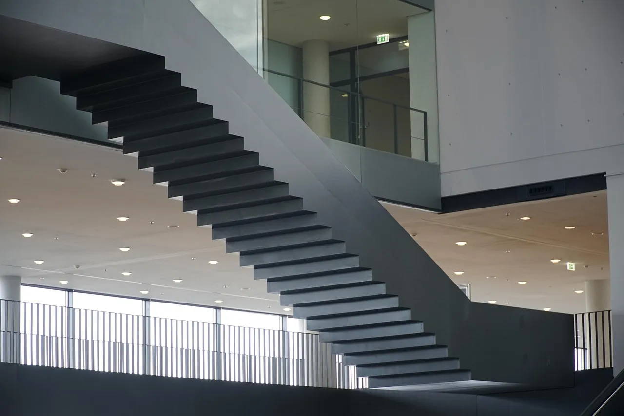 Escaliers métalliques : optimisez votre espace de stockage dans un esprit design