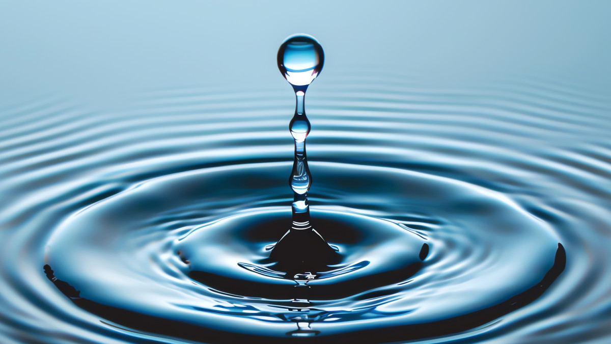 goutte d'eau présentée sur fond bleu