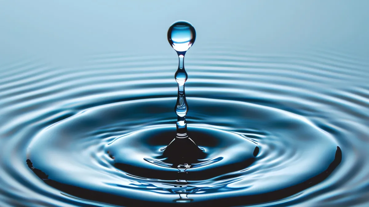goutte d'eau présentée sur fond bleu